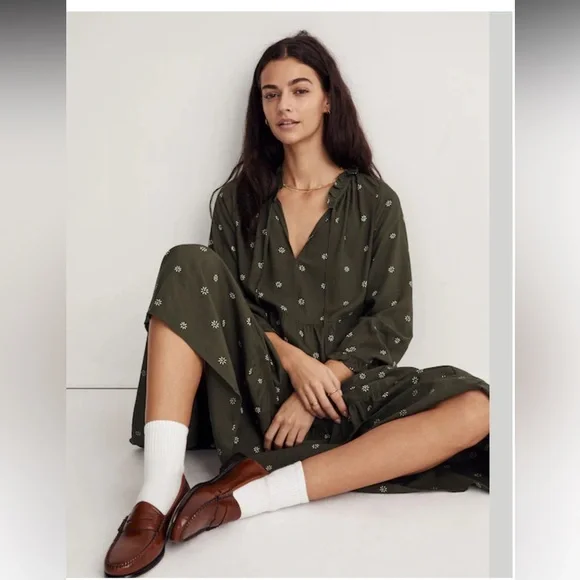 Madewell
Petite Tie-Neck Tiered Midi Dress in Stardot small - Picture 4 of 7